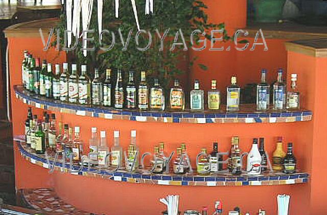 Cuba Varadero Royalton Hicacos Resort And Spa Con una bastante amplia selección de bebidas locales e internacionales a un bar en la piscina.