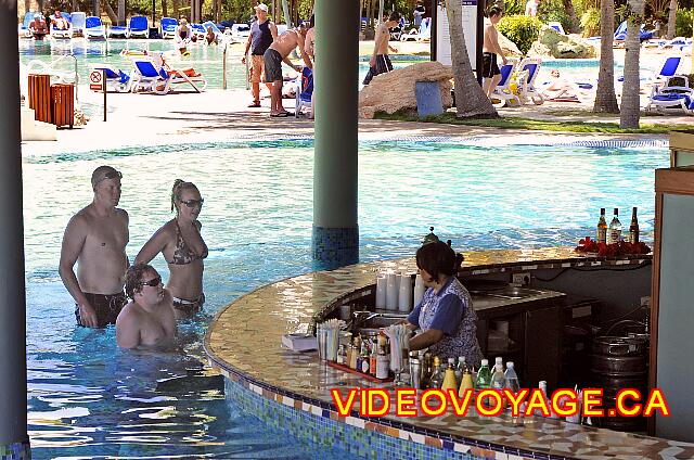 Cuba Varadero Royalton Hicacos Resort And Spa Los clientes vienen de las bebidas y regresaron a una de las otras cuencas de la piscina, a pocos clientes todavía sentado en los asientos del bar en la piscina.