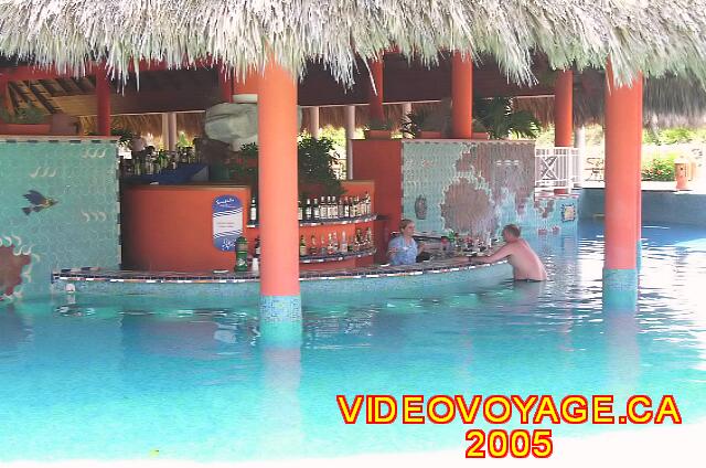 Cuba Varadero Royalton Hicacos Resort And Spa El bar de la piscina se encuentra en el extremo de la piscina. Lo que hace que sea menos popular.