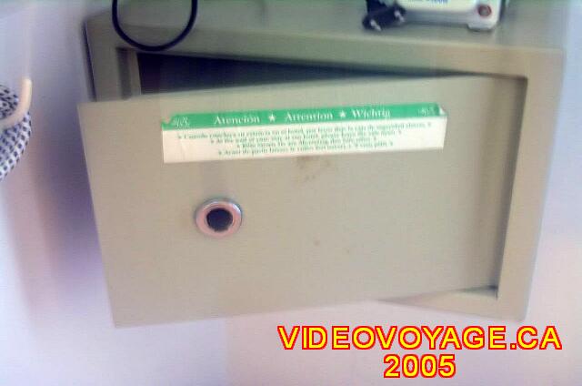 Cuba Varadero Royalton Hicacos Resort And Spa La caja fuerte de llaves se incluye. Normalmente, cajas de seguridad en las habitaciones de los hoteles de 5 estrellas están con teclado numérico, ya que son más seguros.