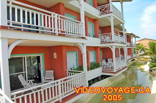 Cuba Varadero Royalton Hicacos Resort And Spa Las habitaciones de los edificios están rodeados de agua. Un pequeño canal va alrededor.