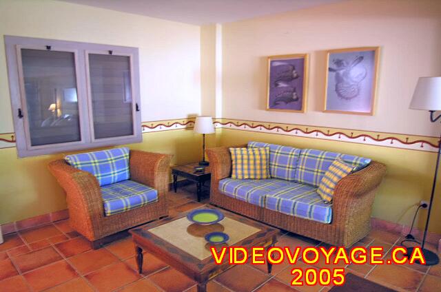 Cuba Varadero Royalton Hicacos Resort And Spa Le salon avec une fenêtre dont les auvents peuvent être ouvert. Cette fenêtre donne la vue directement sur le couloir qui donne l'accès aux chambres, donc pas très intime. Le téléviseur est trop loins pour s'assoir dans le salon.