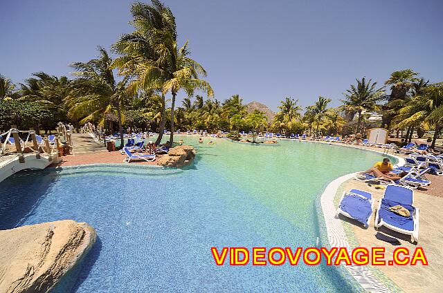 Cuba Varadero Royalton Hicacos Resort And Spa El otro extremo de la piscina con jacuzzi en la piscina.