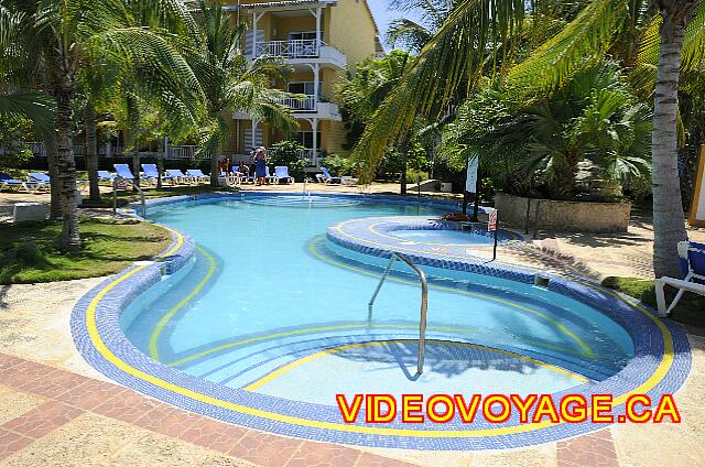 Cuba Varadero Royalton Hicacos Resort And Spa Al este y al oeste del sitio, en el centro de los edificios que habritent habitaciones, 2 piscinas con jacuzzi para aquellos que gustan de relajarse. Pero no hay un bar cercano.