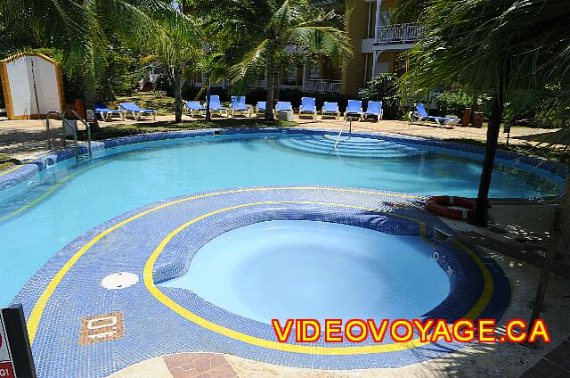 Cuba Varadero Royalton Hicacos Resort And Spa Con un pequeño jacuzzi.