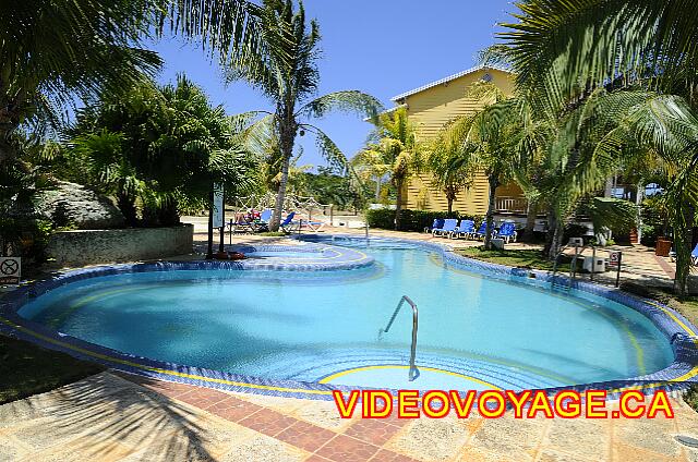 Cuba Varadero Royalton Hicacos Resort And Spa Une des deux piscines...  Quelques chaises longues, mais pas de parasol.