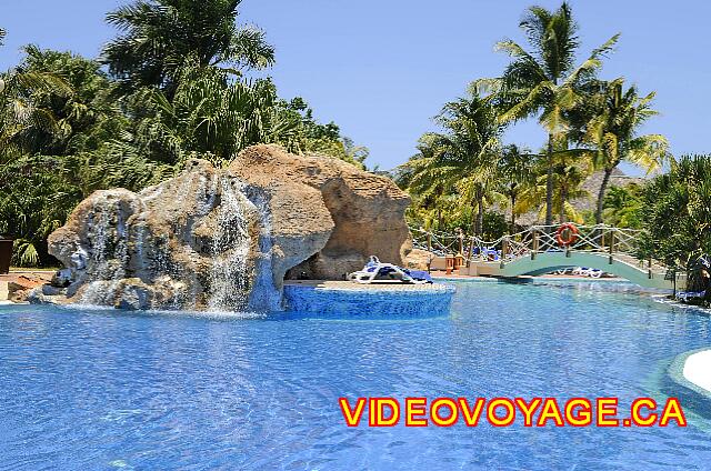 Cuba Varadero Royalton Hicacos Resort And Spa Un rocher avec des cascades d'eau et une petite terrasse, assez grande pour 2 chaises longues, mais pas de parasol.