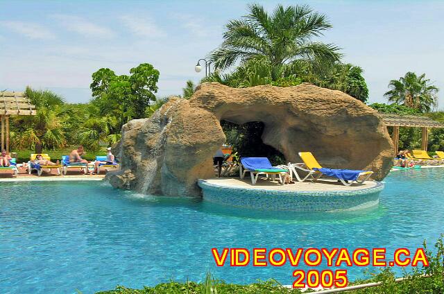 Cuba Varadero Royalton Hicacos Resort And Spa Un des rochers artificiels pour une petites terrasse avec de l'eau qui s'écoule sur le rocher.