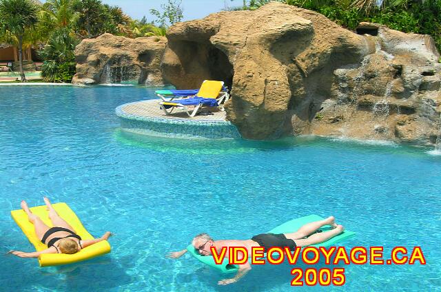 Cuba Varadero Royalton Hicacos Resort And Spa Le mème rocher sous un autre angle. Des coussins flottants sont très utilisés par les clients. Au fond, un autre rocher artificiel.