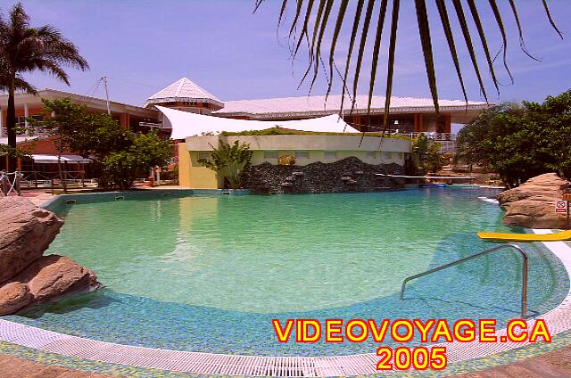 Cuba Varadero Royalton Hicacos Resort And Spa A section for sports activities. Here a volleyball net. Basically the pool bar. On the right, the back of the stage show.