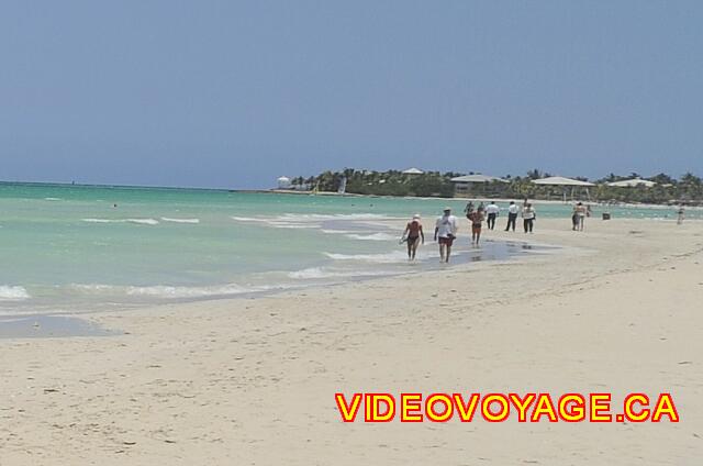 Cuba Varadero Royalton Hicacos Resort And Spa Il y a toujours des marcheurs sur la plage, même à 7 heure du matin...
Il y a des surveillants sur la plage de chaque hôtel.