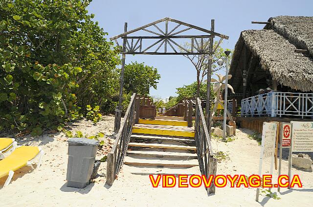 Cuba Varadero Royalton Hicacos Resort And Spa L'accès à la plage par un escalier de quelques marches.