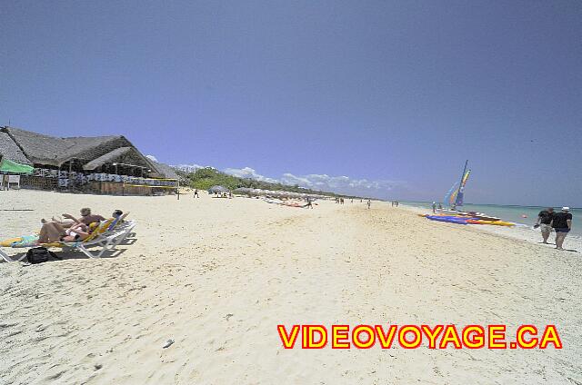 Cuba Varadero Royalton Hicacos Resort And Spa Il y a des passants sur la plage, majoritairement des touristes.