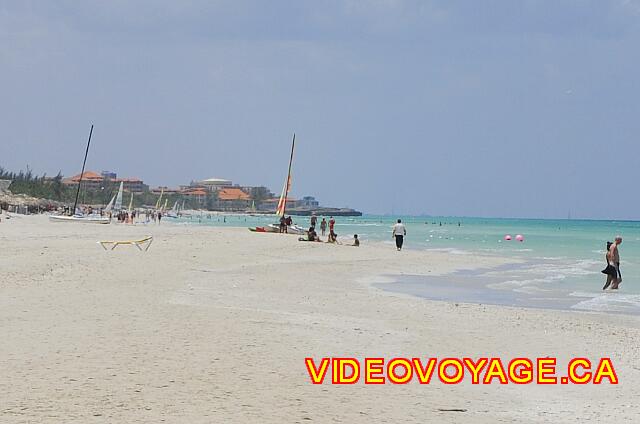 Cuba Varadero Royalton Hicacos Resort And Spa Au loins, la pointe rocheuse de l'hôtel Oasis Varadero qui empêche les clients de continuer leurs marche sur la plage vers l'ouest.