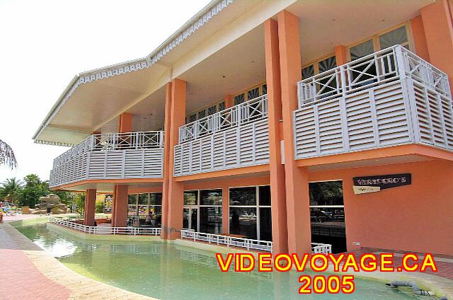 Cuba Varadero Royalton Hicacos Resort And Spa El extremo del edificio principal, un balcón en el segundo nivel se utiliza como una terraza para el restaurante buffet al aire libre.