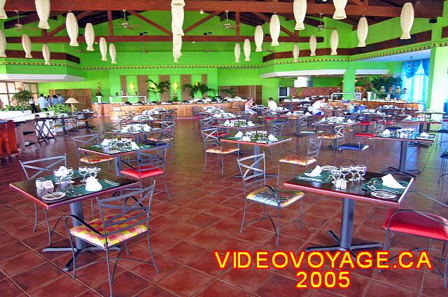 Cuba Varadero Royalton Hicacos Resort And Spa Una capacidad muy grande para el tamaño lla del hotel. Al fondo de la sala, el buffet.