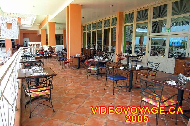 Cuba Varadero Royalton Hicacos Resort And Spa Una gran terraza al aire libre.