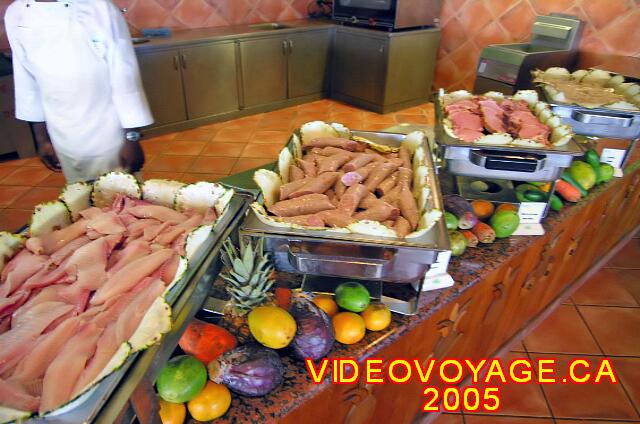 Cuba Varadero Royalton Hicacos Resort And Spa Una parrilla con una selección de carnes, embutidos y pescado.