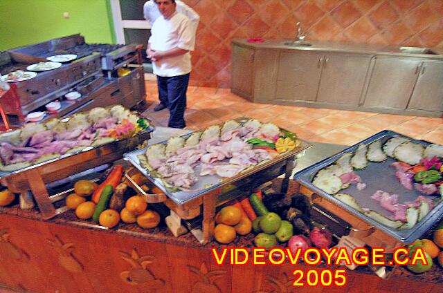 Cuba Varadero Royalton Hicacos Resort And Spa Différentes viandes chaudes au grill servi sous forme de buffet.