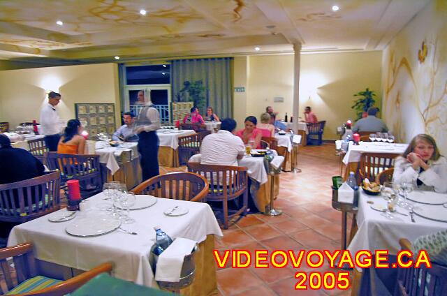 Cuba Varadero Royalton Hicacos Resort And Spa Un elegante restaurante con una decoraton simple.