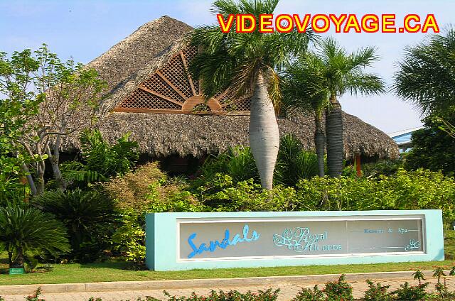 Cuba Varadero Royalton Hicacos Resort And Spa L'affiche du Sandals Royal Hicacos à l'extèrieur de l'hôtel.