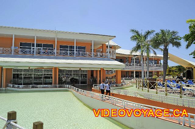 Cuba Varadero Royalton Hicacos Resort And Spa Le batiment principal qui habrite la pluparts des restaurants et bars.