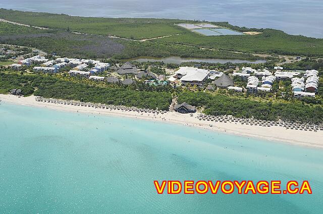 Cuba Varadero Royalton Hicacos Resort And Spa Une longue plage avec de nombreux palapas.
