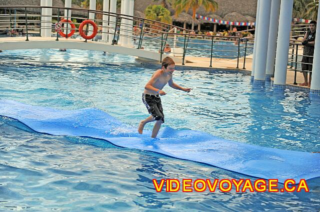 Cuba Varadero Iberostar Varadero Correr en una estera flotando en la piscina puede ser una actividad más fácil para pequeños y mayores ...