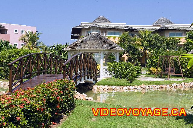 Cuba Varadero Iberostar Varadero A gazebo in a pond offers a decor! Perfect! Perfect for a wedding.