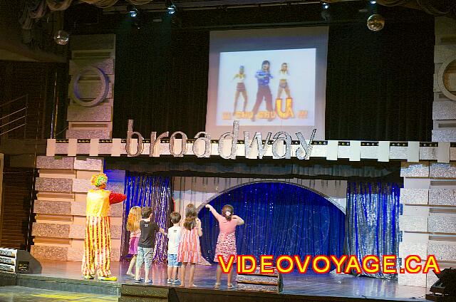 Cuba Varadero Iberostar Varadero Les jeunes dansent en suivant le vidéo projeté au dessus de la scène.
