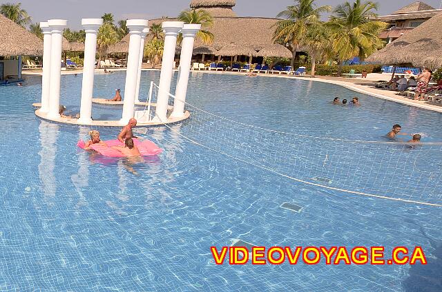 Cuba Varadero Iberostar Varadero Una red de voleibol en la piscina.