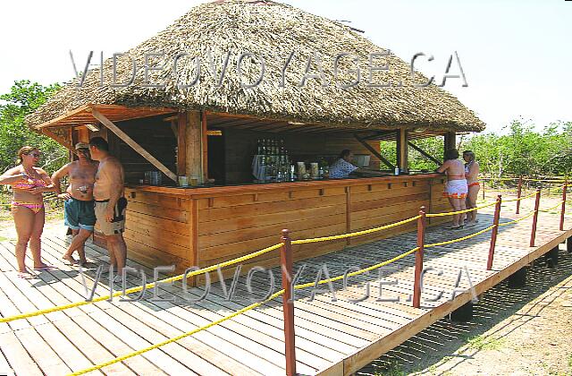 Cuba Varadero Iberostar Varadero Le bar de la plage est à 25 mètres de la plage. En 2005, il n'y avait pas de terrasse avec des tables...