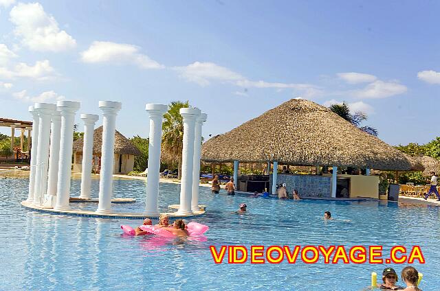 Cuba Varadero Iberostar Varadero Le bar de la piscine avec quelques sièges dans la piscine.