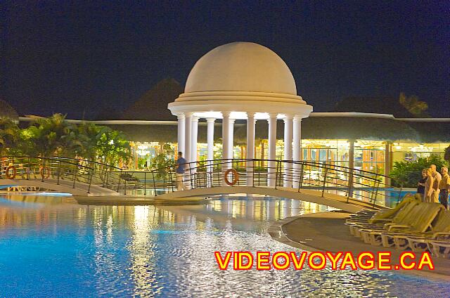 Cuba Varadero Iberostar Varadero Muchos clientes les gusta caminar alrededor de la piscina en la noche para contemplar el paisaje.