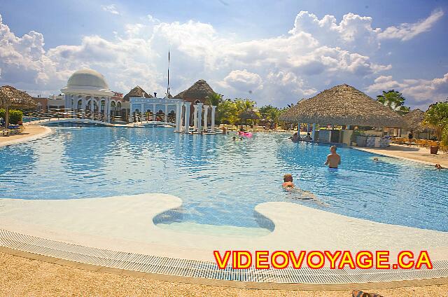 Cuba Varadero Iberostar Varadero Une piscine avec un bar dans la piscine, des ornements au centre pour dissimuler un jacuzzi, un gazebo,...