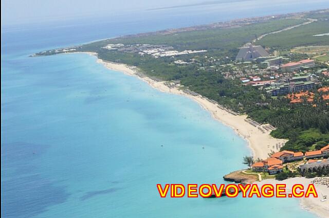 Cuba Varadero Iberostar Varadero Une vue de l'autre extrémité de la plage.  En bas la pointe rocheuse de l'hôtel Oasis Varadero 1920, il y a des gardiens de sécurité qui empêche de passer ce point.