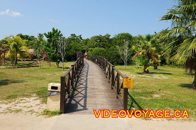 Cuba Varadero Iberostar Varadero L'accès à la plage au centre du site.  Ces rampes d'accès permettent de protéger la faune et la flore en bordure de la plage. 
