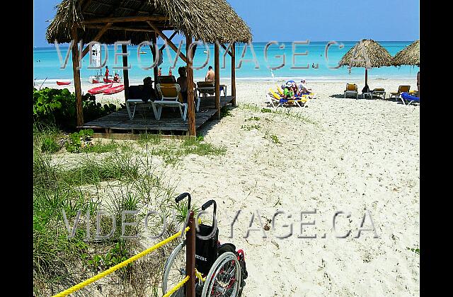 Cuba Varadero Iberostar Varadero Un trottoir de bois permet aux handicapés de se rendre sur la plage.