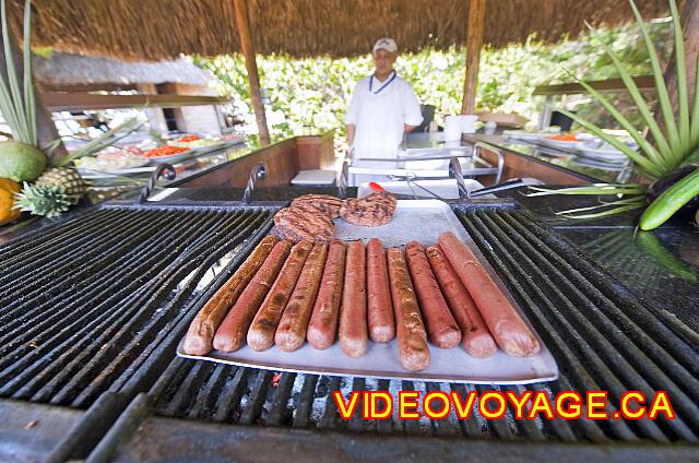 Cuba Varadero Iberostar Varadero Salchicha por un perro caliente y carne para humberger en la parrilla.