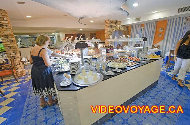 Cuba Varadero Iberostar Varadero Un petit buffet au centre du restaurant.