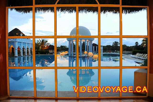 Cuba Varadero Iberostar Varadero Avec les reflets du gazebo dans la piscine.