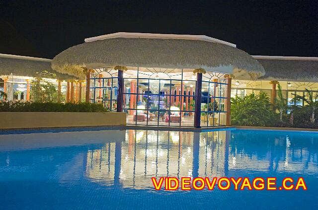 Cuba Varadero Iberostar Varadero Une vue du Lobby à partir du Gazebo la nuit.