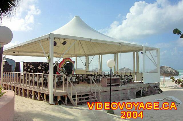 Cuba Varadero International Une tente pour les spectacles avait été installé en 2002 sur la plage, car l'hôtel ne possède pas de salle de spectacle, la salle du Cabaret étant utilisé pour les spectacles ouvert au public.