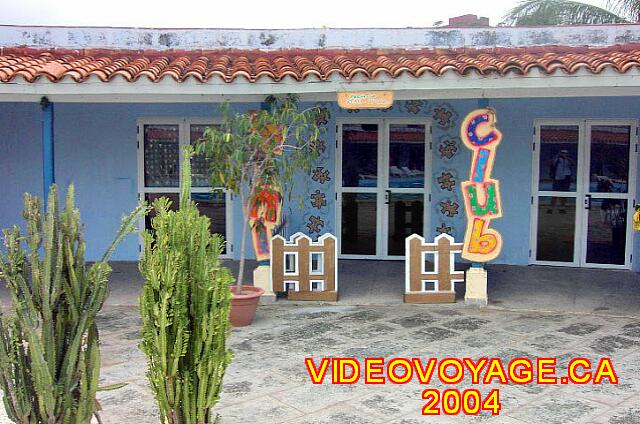 Cuba Varadero International El mini club en 2004 en la terraza de la piscina. Él parece tener muy poco al cliente ...