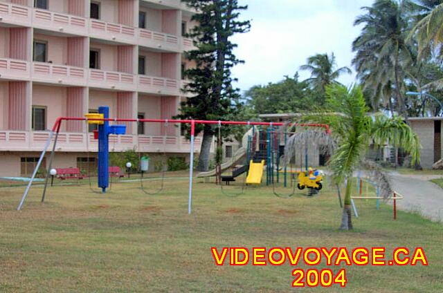 Cuba Varadero International Un parque infantil en frente del hotel. Él todavía estaba allí en 2009.