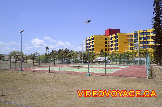 Cuba Varadero International Les 2 terrains de tennis devant l'hôtel.