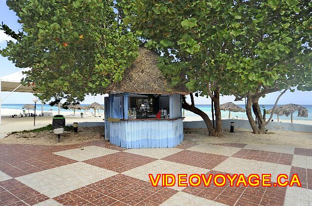 Cuba Varadero International Sur la terrasse de l'hôtel près de la plage, un petit bar.