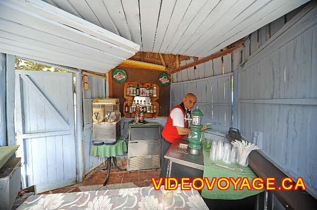 Cuba Varadero International Le petit bar offre des bières et différentes boissons fortes locales.