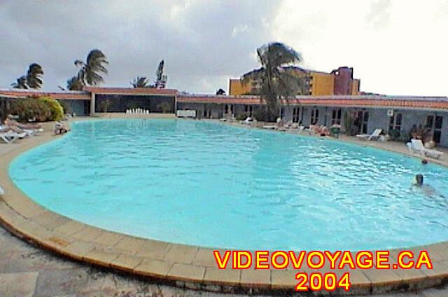 Cuba Varadero International La piscine en 2004, seulement les chaises longues étaient différentes...
