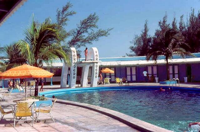 Cuba Varadero International Ici une photographie de 1980, alors que le plongeon était encore présent. Le reste de la piscine est resté intacte.  Tout autour de la piscine différents services sont disponibles tel que bar, salle d'exercices, coiffure,...